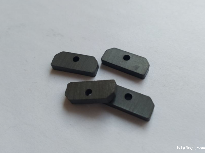 切角带孔铁氧体磁铁实物样品图片