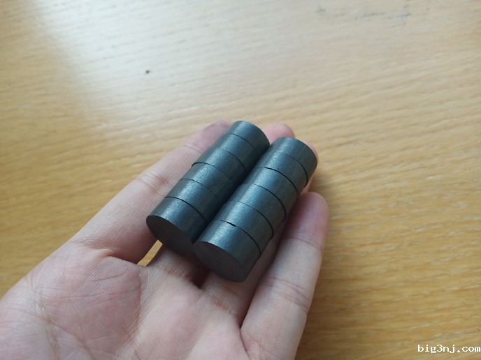 直径18mm，厚度8mm烧结铁氧体磁铁圆形样品图片