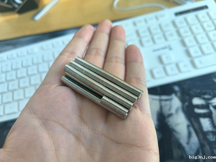 5mm x 0.5mm 超薄圆形稀土磁铁实拍样品