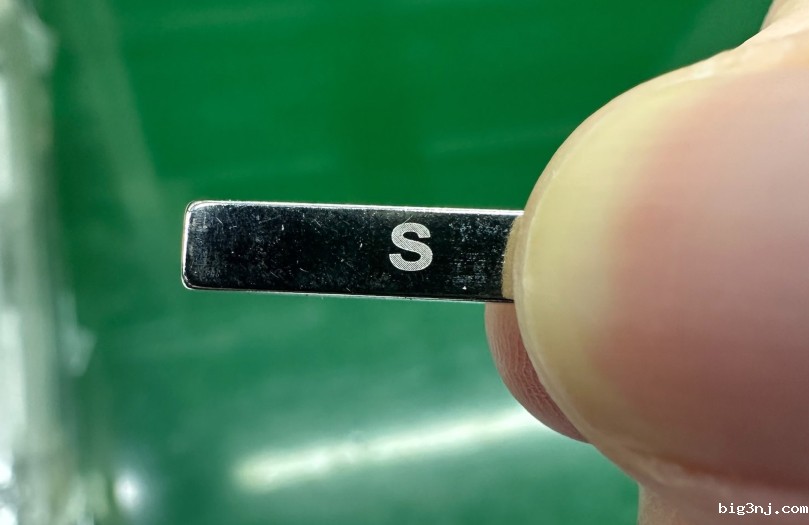 强磁钕铁硼条形磁铁表面雕刻S极标识图片