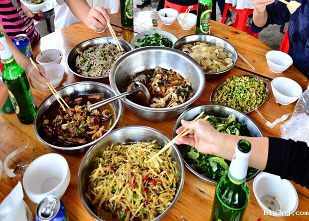 必威西蒙体育官网公司户外活动