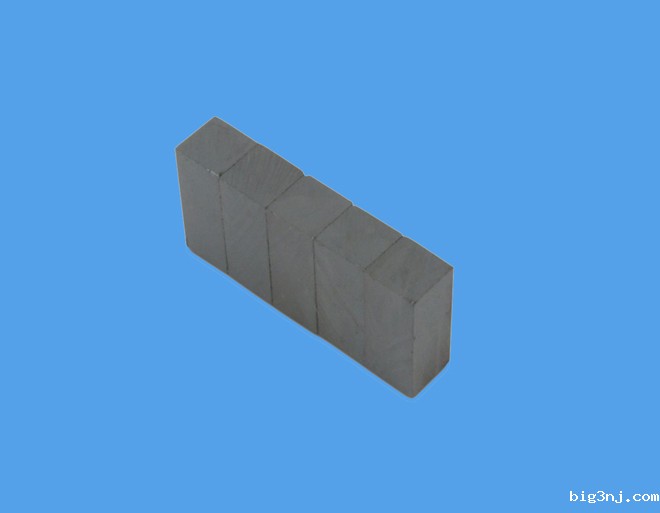 25x10x10mm黑色陶瓷磁铁 充磁方向自定义