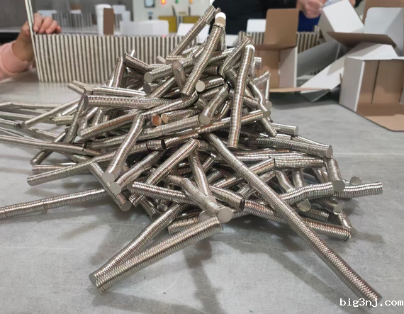 刚充好磁的磁铁