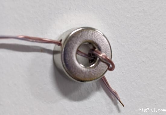 钕磁铁侧边有打孔